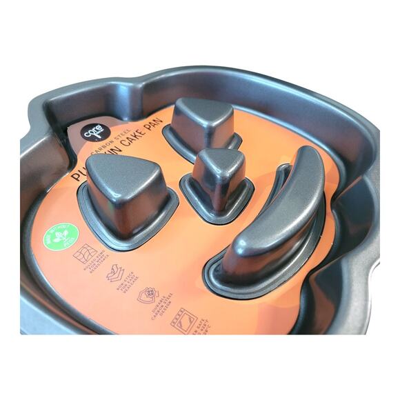 NEW Core Kitchen Carbon Steel Non-Stick Pumpkin Jack-O-Lantern Fluted Cake Pan - Picture 2 of 4